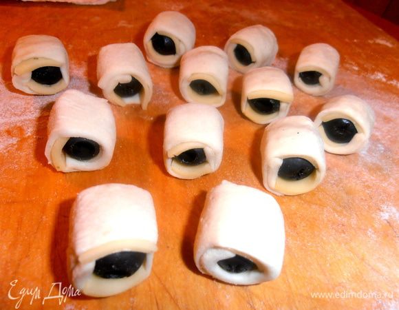 Заворачиваем полоской теста начинку и закрепляем швом СНИЗУ!