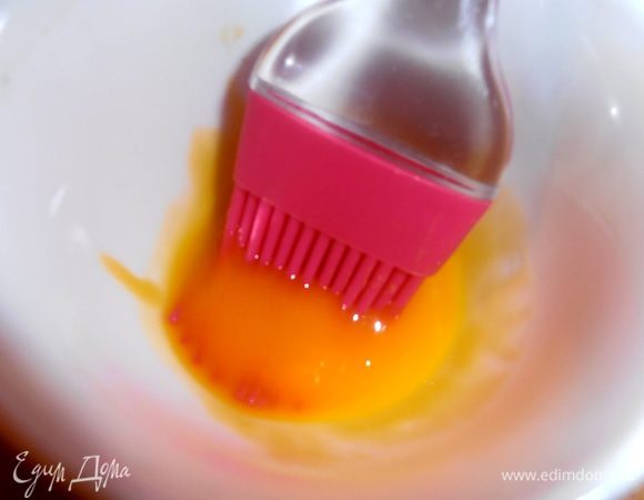 Слегка взбиваем его кисточкой.