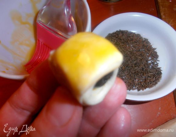 И наносим...художественную роспись...(шутка!) на наши мини-слоечки!Одного желтка как раз хватит на все 40штук!