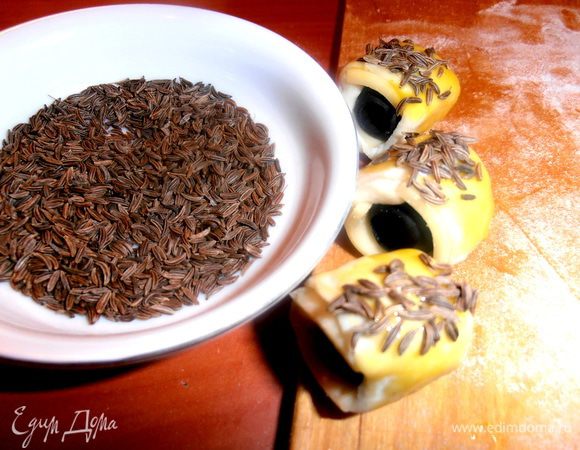 Теперь присыпка.В Латвии тмин везде подсыпают,даже сыр есть с тмином,а уж хлеб или булочки-это само собой!Сначала я обмакивала желтком в тмин.