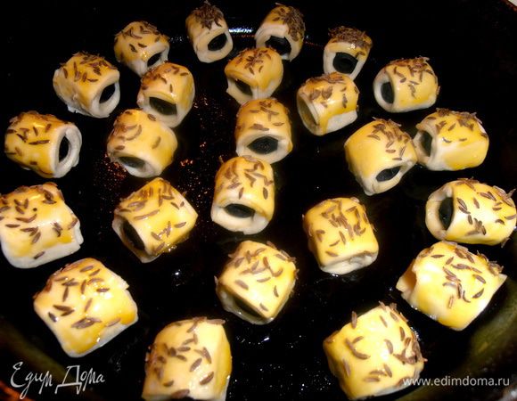 Но решила,что прилипает многовато тмина(он должен оттенять вкус,а не преобладать!).Поэтому остальные просто посыпала сверху тмином.