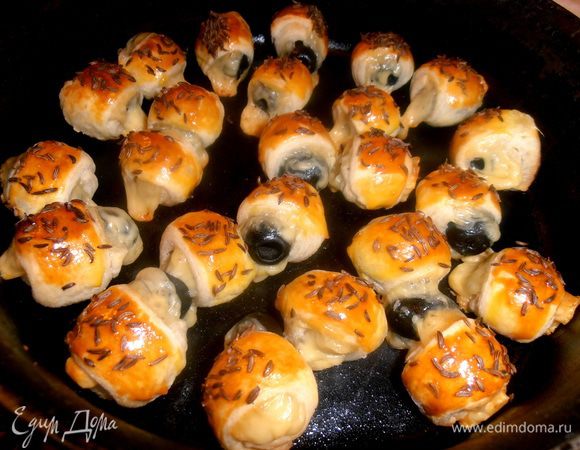 Выпекаем на смазанной маслом форме в разогретой до 190*духовке минут 10-12.Тмин сверху зажаривается и становится очень вкусен!