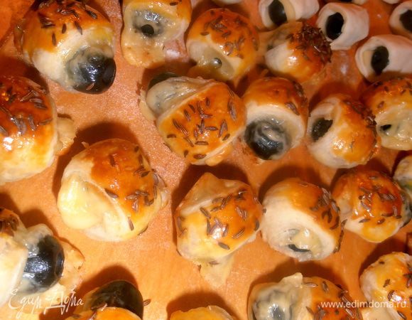 Не бойтесь,если сыр вытекает немного и зажаривается,хрустеть им-это объеденье!