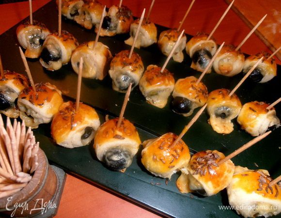 У меня вышла 41 слоечка(по количеству оливок в банке),поэтому берём у"повара" столько же зубочисток и работаем)))