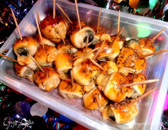 Я половину слоечек передала для друга сына на ДР(он мне тоже с моря чай в подарок привёз!).Вот в такой коробочке можете взять с собой и Вы в гости...