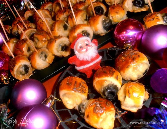 Вот так слоёное тесто и на этот раз нас выручило в быстрой выпечке-закуске!Пробуйте и Вы не пожалеете!С Новым годом!