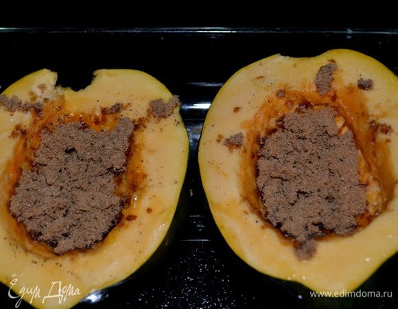 Разогреть духовку на 200 гр. Разрезать вымытые  тыквочки напополам.Очистить от семечек аккуратно.
Тыквочки поставить в блюдо для запекания или на противень.Сбрызнуть маслом,посыпать солью и черн.перцем.Затем корич.сахар.)
Поставить в разогретую духовку и готовить 75 мин.Или как тыквочки закарамелизируются,станут мягче.