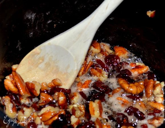 В небольшой кастрюльке растопить слив.масло,орехи и клюкву.Как масло растопится снять с огня.