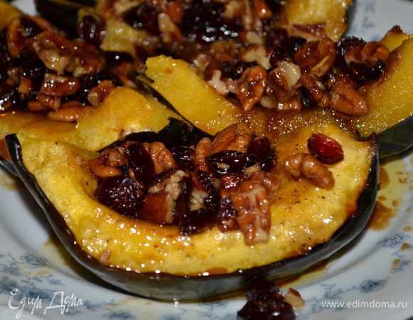 Готовые тыквочки сбрызнуть сливоч.маслом с орехами и клюквой и подавать к столу. Можно разрезать по желанию каждую часть на четвертинки.