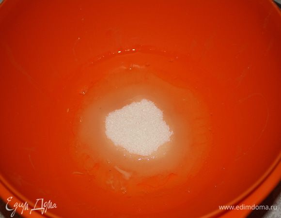 Отделить белки от желтков и сразу добавить сахар.