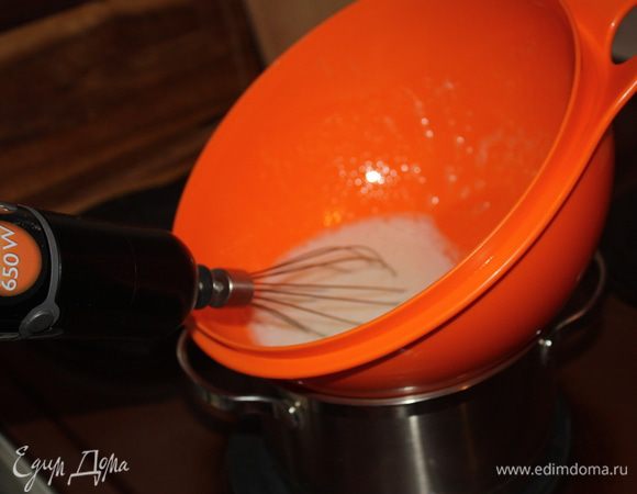 Ставим огнеупорную миску на горячую водяную баню и начинаем взбивать,сначала на низких оборотах,постепенно увеличивая.