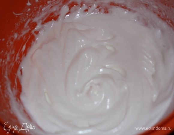 примерно 10 минут у нас уйдет на взбивание белков до устойчивых пиков.