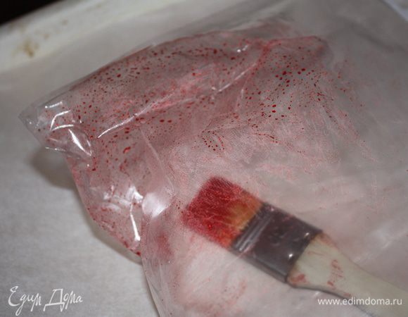 Кулинарный мешок или пакет смазываем пищевым красителем немного