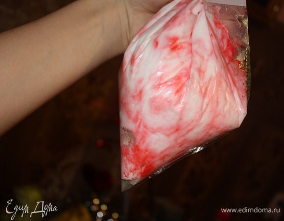 Я добавила чуть-чуть кандурина,обрезаем кончик и начинаем выдавливать))