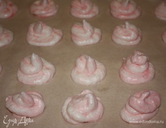На противень стелем пергамент и выдавливаем закручивая меренги,у меня получилось 28 штук. Ставим в разогретую до 90 градусов духовку на 90 минут.