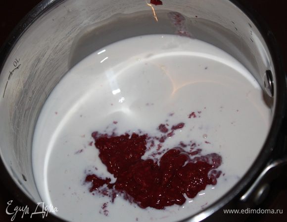Малину пюрируем в блендере,смешиваем со сливками и ставим на огонь.