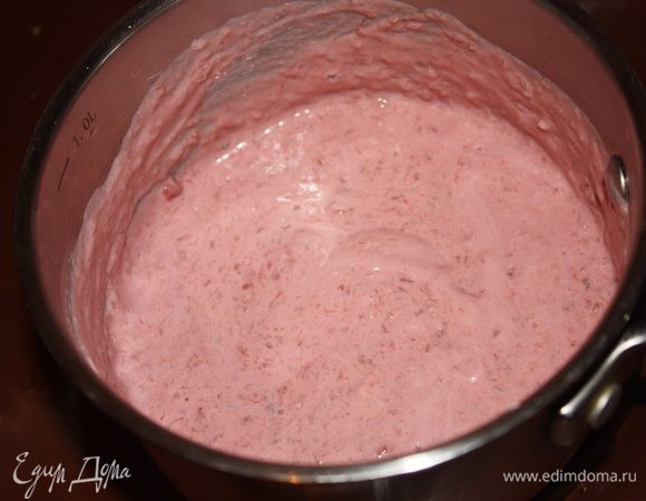 Малину со сливками доводим до кипения и снимаем.