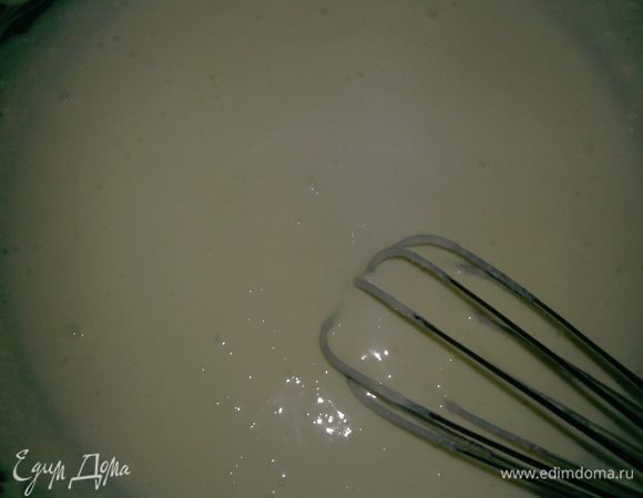 Смешать творог + сахар + яйцо + сметана, добавить ванилин+коньяк, затем 1,5 крахмал, все хорошо смешать. 