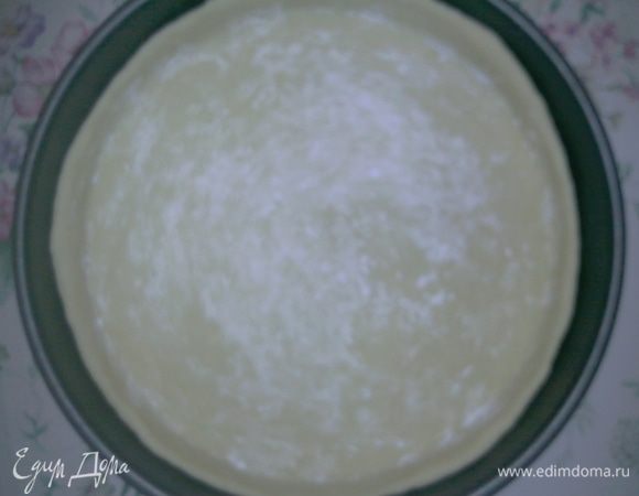 Тесто раскатать, поместить в форму, посыпать хорошо крахмалом. Персики нарезать.