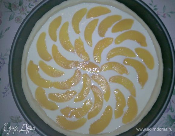 Залить творожной массой, выложить персики. Выпекать при 180 гр. 25-30 мин.