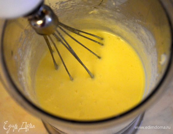 при постоянном взбивании добавляем по одному яйцу, цедру с апельсина и 50 мл апельсинового сока. 