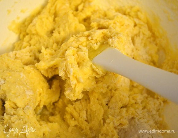 в муку вводим взбитую яичную массу и аккуратно размешиваем