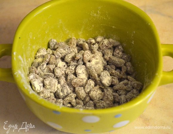 изюм помыть, обсушить и обвалять в муке