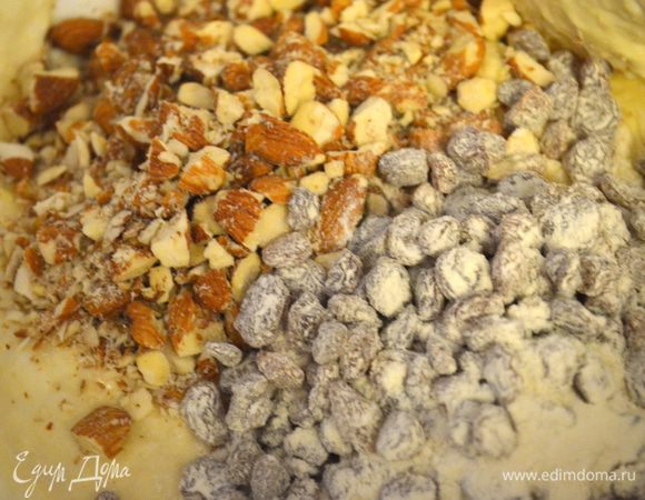 в тесто добавляем миндаль и изюм, тщательно перемешиваем