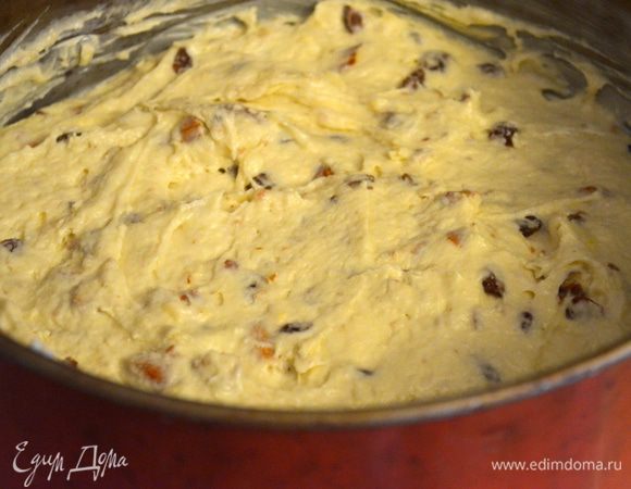 выкладываем тесто в смазанную маслом форму (у меня разъемная 24 см)