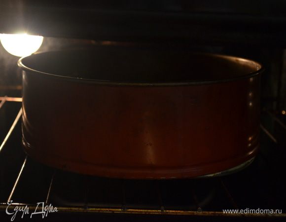 выпекаем 50 минут при 180 гр. Остывший пирог посыпать пудрой и подавать на стол!
Всех с наступающим!!!!!!!!!!!!