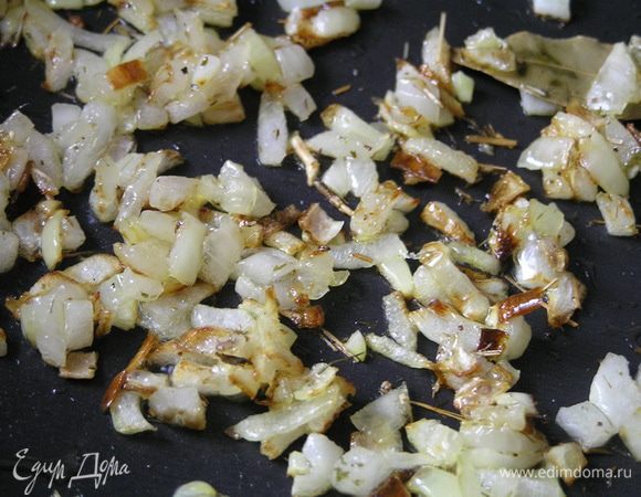 пока лук не приобретет коричневатый оттенок, 8-10 минут.