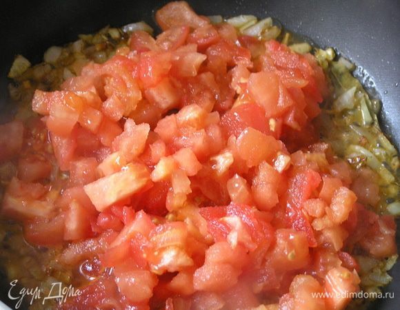 Добавить томаты, тушить на минимальном огне 15 минут.