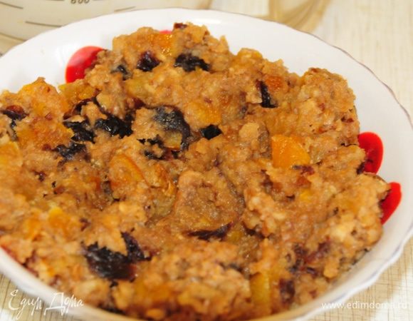 Начинка: в сковороде растопить масло, добавить натёртые на крупной тёрке очищенные яблоки, мелко порубленные орехи, мёд, мелко порезанные чернослив, курагу и цукаты. Добавить корицу и потушить 5-7 минут. Остудить.  Распределить на слой теста.