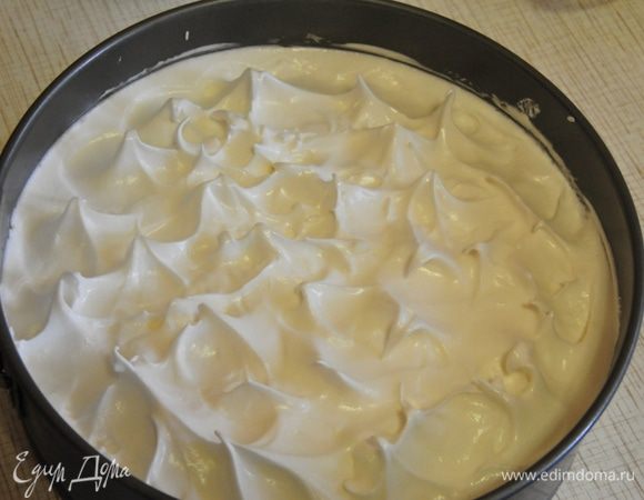 Белки взбить со щепоткой соли и полстаканом сахара в крутую пену до пиков. Выложить на яблочную начинку. Сначала распределить равномерно по всей поверхности, а потом ложкой сформировать пики – «снежные торосы». 