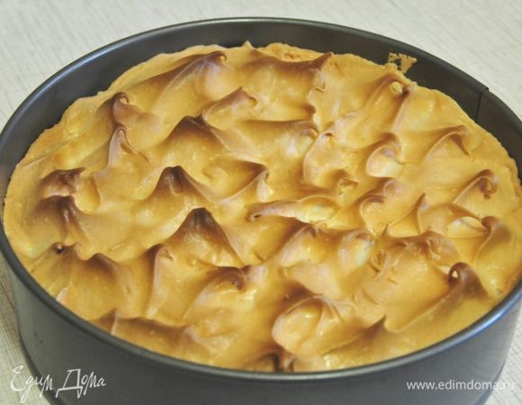 Выпекать в разогретой духовке около 20 минут при 170градусов до подрумянивания пиков. Остудить. Аккуратно ножом отделить безе от краёв формы. Украшать по желанию.