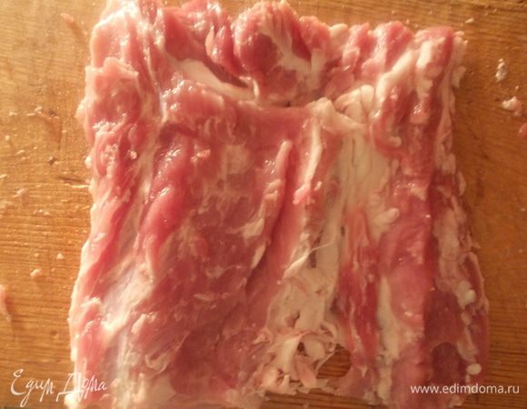 Разрезать мясо так, чтобы получился пласт. 