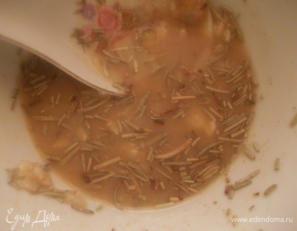 Приготовить маринад. Чеснок растереть с солью и розмарином в ступе,добавить горчицу, масло и влить вино.Замариновать мясо и оставить на пол часа.