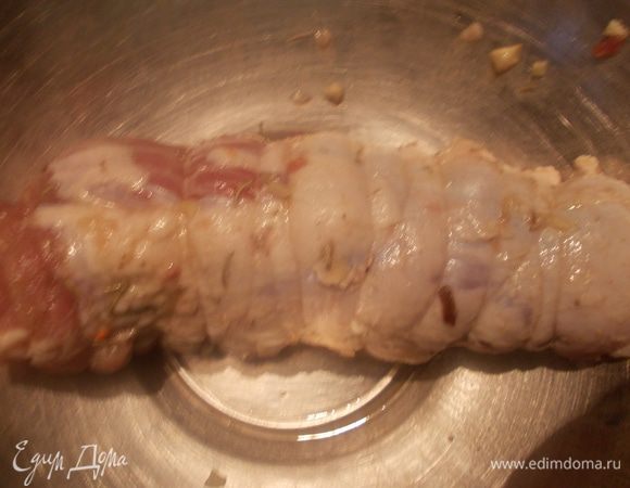 Свернуть рулетом и перевязать хорошо ниткой.