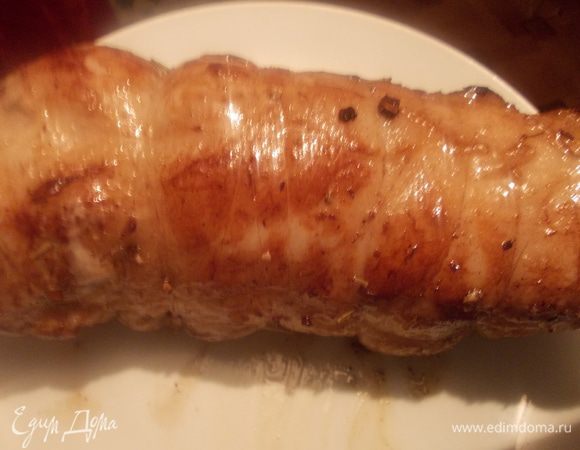 Обжарить мясо до золотистой корочки, со всех сторон.