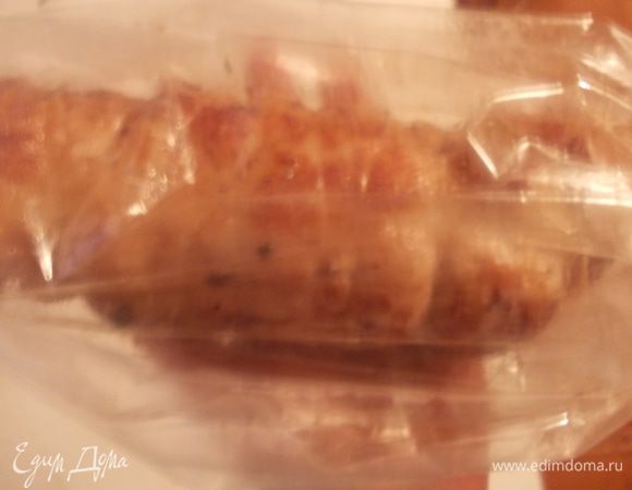 Переложить мясо в конверт для запекания и поставить в разогретую духовку  200С.на пол часа. Дать отдохнуть, снять нитки и порезать на порции. Мясо получается очень сочное и вкусное.