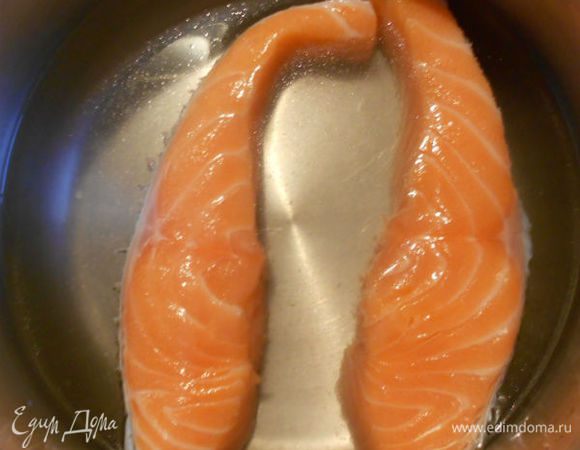 Положите филе лосося, полоску цедры в кастрюлю с холодной водой. Доведите до кипения и варите 5 мин.