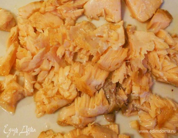 Остудите рыбу, удалите кожу, кости и разомните мякоть.