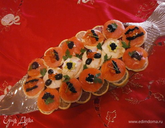 Украсить как подскажет фантазия красной и черной икрой.Черными оливками. Из зелёного яблока вырезать формочками звёзды. Можно использовать стрелки зелёного лука, листики петрушки....