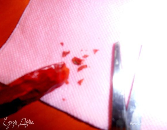 Острого перчика (если чувствуете,что пощипывает горло!) нужно буквально микрон отщипнуть ножницами! Когда будете пить-он не ощущается, но в послевкусие будет согревать.