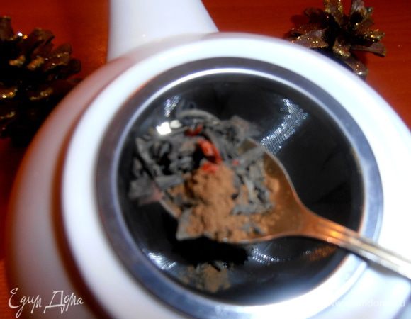 Добавляем к заварке корицу и перчик.