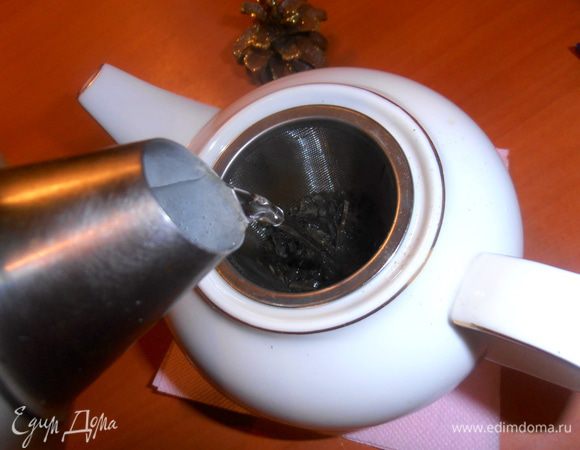 Завариваем не крутым кипятком и закрываем под крышкой минут на 5.
