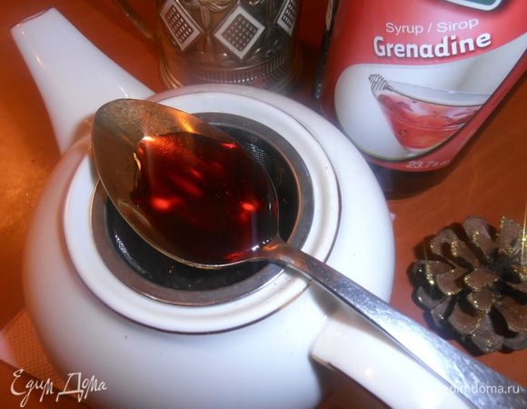 Теперь добавим сладкую "каплю"! Прямо в чайничек добавим сироп по Вашему вкусу (у меня сироп на основе малины и клюквы Grenadine, мои дети очень его любят подливать в любой чай).