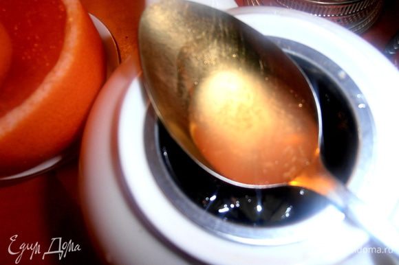 Из дольки грейпфрута (или др. цитр.) выдавливаем для витаминов сок тоже прямо в чайничек!