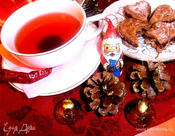 Разливаем по чашкам (хватает на стакан и чашку!)  и согреваемся, закусывая сладостями)))