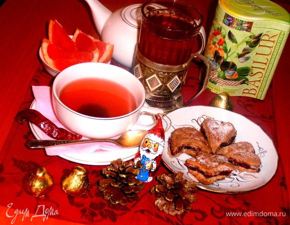 Фигурки-печенье я вырезала из своего пирога (http://www.edimdoma.ru/retsepty/49836-pirog-volshebnaya-noch), чтобы показать, как можно ещё его преподнести, если пирогом не хочется...